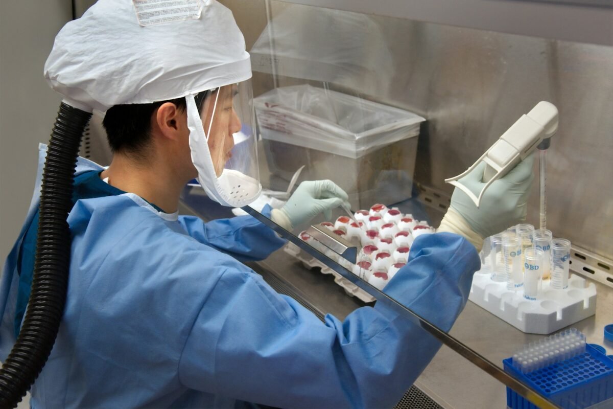 Chercheur travaillant dans un laboratoire d'analyses