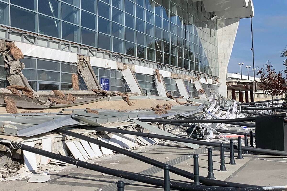 L'auvent de la gare de Novi Sad, en Serbie, après son effondrement