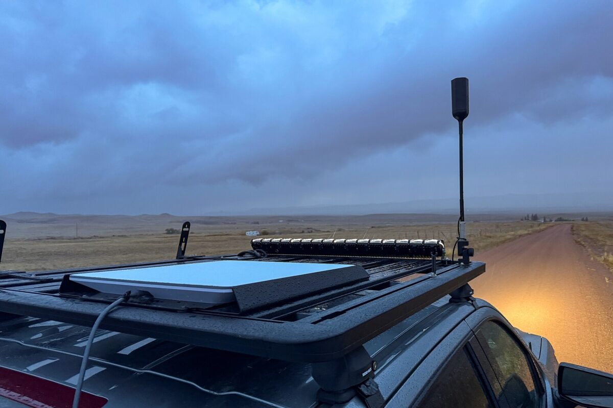 Une antenne plate Starlink installée sur le toit d'un véhicule