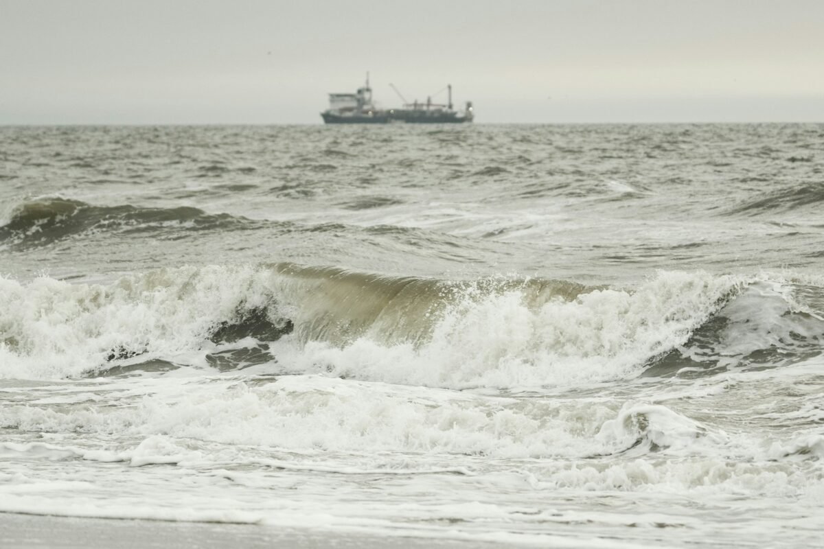 Navire au loin sur une mer agitée